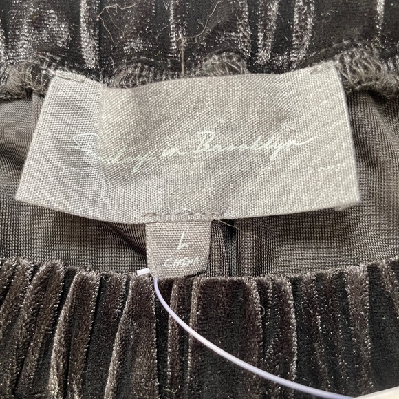 Sunday in Brooklyn Off-The-Shoulder Top - Picture 5 of 7